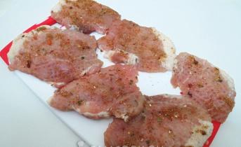 Пошаговый рецепт приготовления рулетиков из свинины с фото